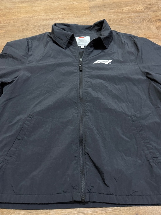 Formula 1 x PacSun Recycled Team Zip Black Short-Sleeve Windbreaker Shirt - Picture 4 of 9